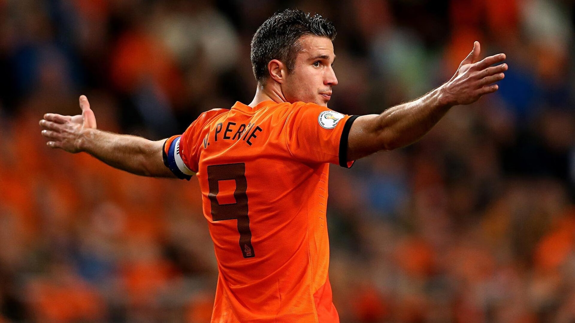 爱游戏体育（AYX）官方APP下载-普劳德比赛中段紧咬领先集团，德普劳内受伤